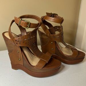 Gianni Bini 5” Ankle Strap Brown Leather Wood Stack Wedge. Size 6.5